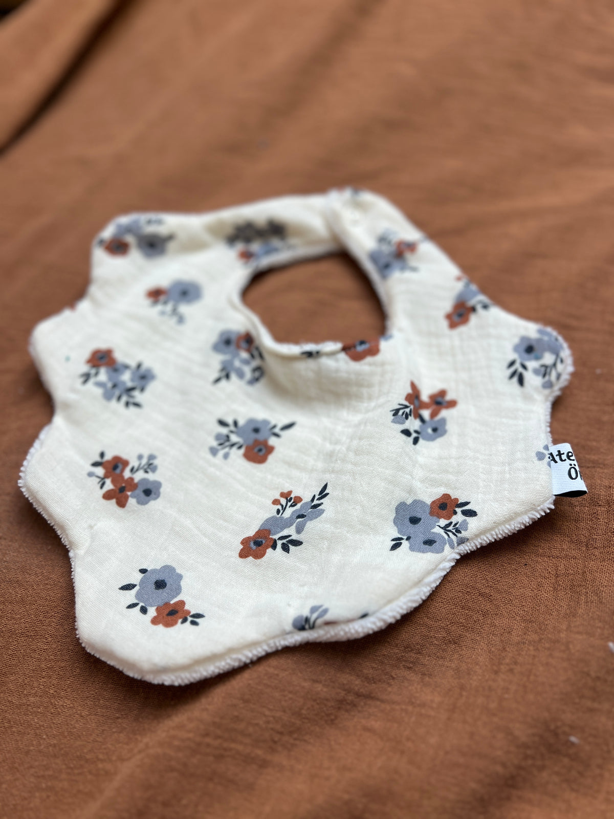Bavoirs bandanas fleurs pour bébé personnalisable