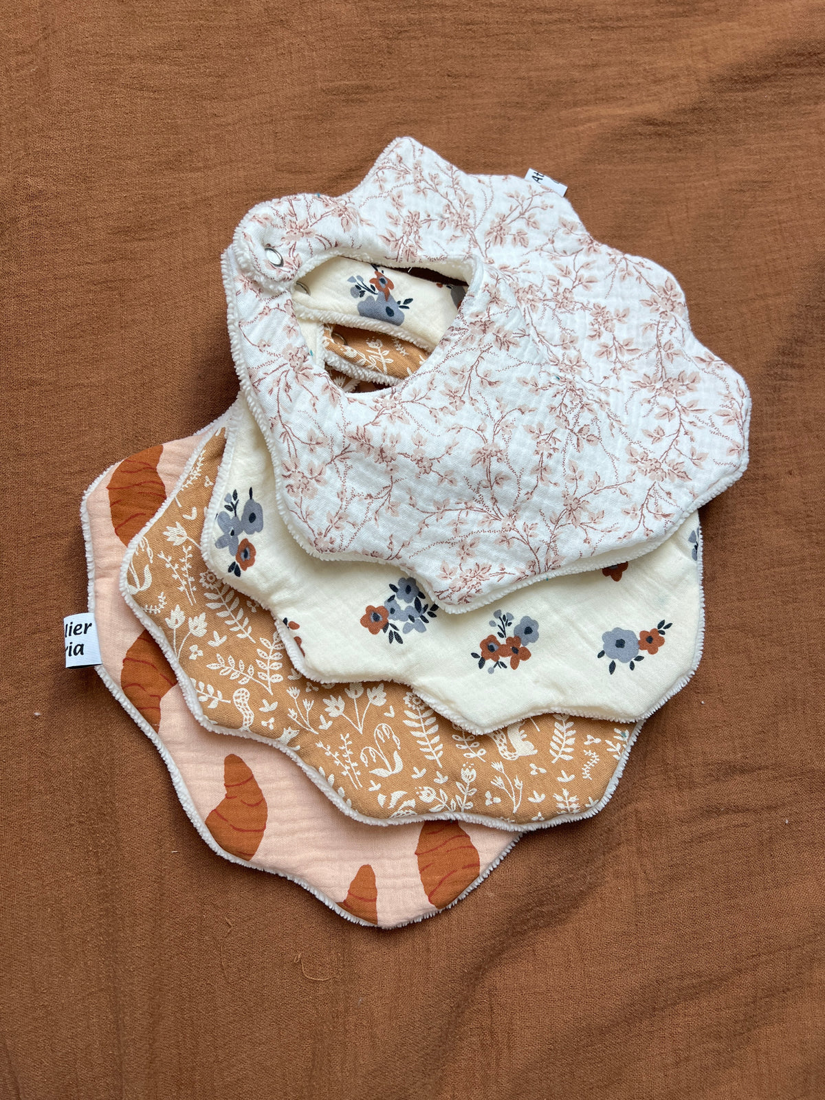 Bavoirs bandanas fleurs pour bébé personnalisable